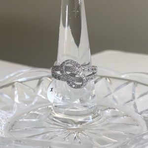 NWT ⭐️ Size 5 - rhodium plated ring